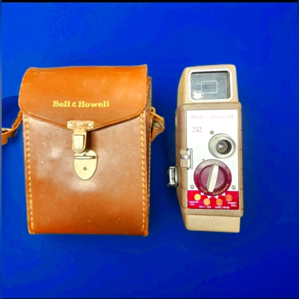 Vintage 1950s  Bell & Howell 252 8MM Movie Camera With Case & Strap